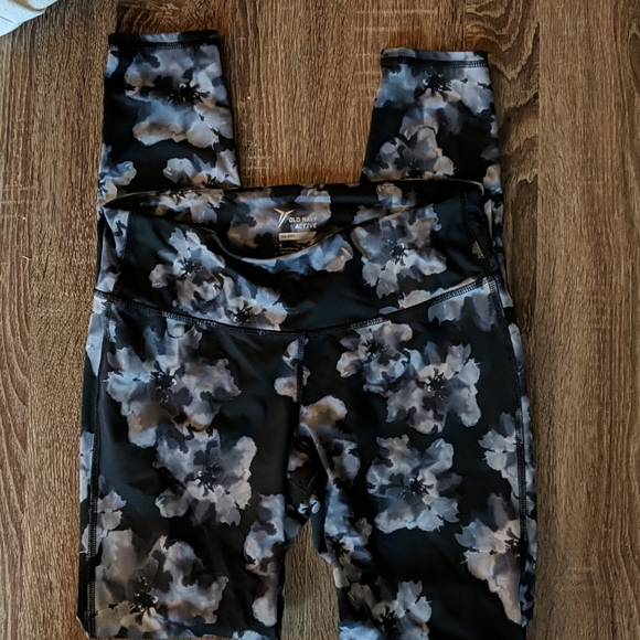 Old Navy Pants - ⭐ DONATING Old Navy Active Leggings